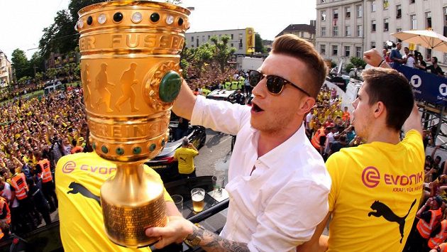 Zdravotní trable německého záložníka Marca Reuse nekončí. Fotbalista Borussie Dortmund si ve finále Německého poháru s Frankfurtem (2:1) natrhl zkřížený vaz v koleni a několik měsíců si nezahraje Zdravotní trable německého záložníka Marca Reuse nekončí. Fotbalista Borussie Dortmund si ve finále Německého poháru s Frankfurtem (2:1) natrhl zkřížený vaz v koleni a několik měsíců si nezahraje