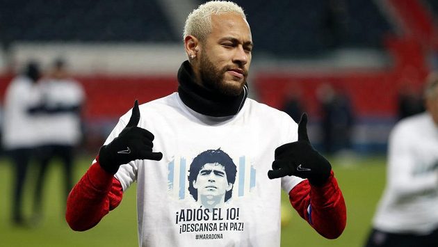 Hvězdný fotbalista PSG Neymar si stejně jako další hráči oblékl tričko s podobiznou zesnulé legendy - Diega Maradony. Hvězdný fotbalista PSG Neymar si stejně jako další hráči oblékl tričko s podobiznou zesnulé legendy - Diega Maradony.