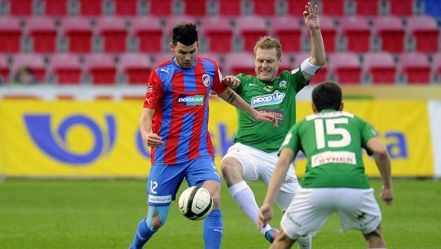 Jablonecký záložník Karel Piták (uprostřed) se snaží vypíchnout míč plzeňskému útočníkovi Michalu Ďurišovi (vlevo) v odvetném čtvrtfinálovém utkání Poháru České pošty. Přihlíží záložník Baumitu Luboš Loučka. Jablonecký záložník Karel Piták (uprostřed) se snaží vypíchnout míč plzeňskému útočníkovi Michalu Ďurišovi (vlevo) v odvetném čtvrtfinálovém utkání Poháru České pošty. Přihlíží záložník Baumitu Luboš Loučka.