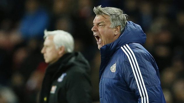 Sam Allardyce (vepředu) ještě jako kouč Sunderlandu, za ním Alan Pardew, kterého nahrazuje v Crystal Palace. Sam Allardyce (vepředu) ještě jako kouč Sunderlandu, za ním Alan Pardew, kterého nahrazuje v Crystal Palace.