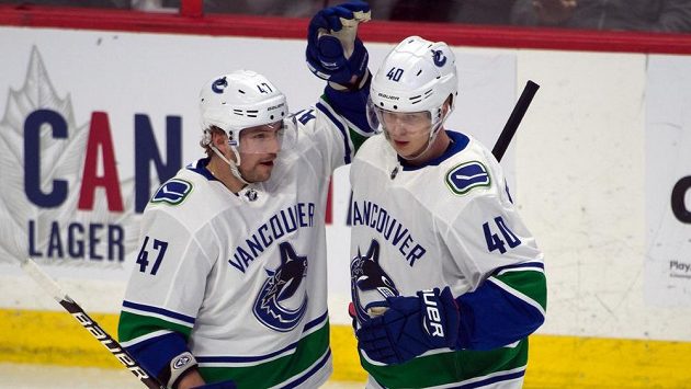 Sven Baertschi (47) a Elias Pettersson (40) z Vancouveru při utkání s Ottawou. Sven Baertschi (47) a Elias Pettersson (40) z Vancouveru při utkání s Ottawou.