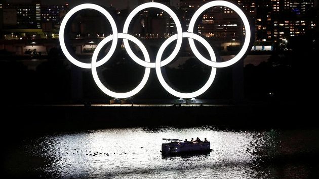 Olympijské kruhy v tokijském parku Odaiba. Olympijské kruhy v tokijském parku Odaiba.