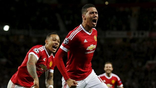 Chris Smalling se raduje z vítězného gólu proti Wolfsburgu. Chris Smalling se raduje z vítězného gólu proti Wolfsburgu.