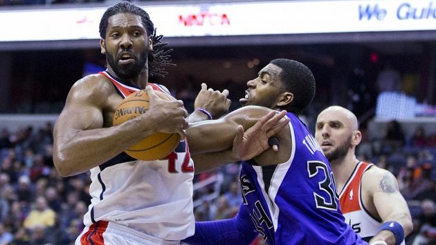 Nene (vlevo) výrazně pomohl Washingtonu k výhře nad Sacramentem. Vpravo Jason Thompson. Nene (vlevo) výrazně pomohl Washingtonu k výhře nad Sacramentem. Vpravo Jason Thompson.