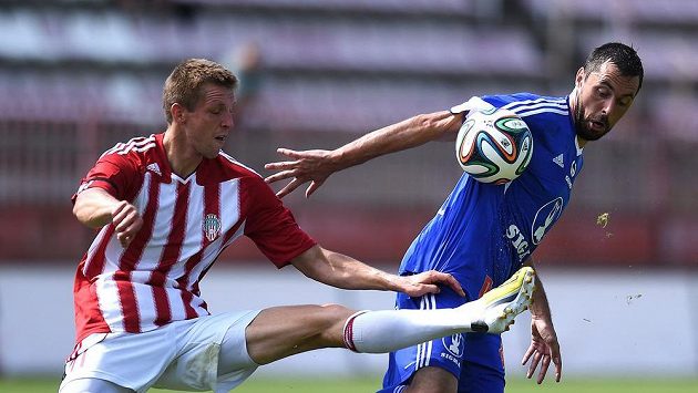 Olomoucký útočník Michal Ordoš (vpravo) a žižkovský záložník Josef Marek. Olomoucký útočník Michal Ordoš (vpravo) a žižkovský záložník Josef Marek.