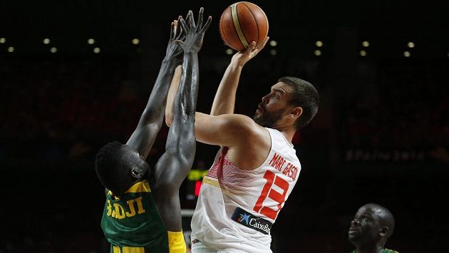 Španělský basketbalista Marc Gasol (vpravo) střílí přes Senegalce Badjiho. Španělský basketbalista Marc Gasol (vpravo) střílí přes Senegalce Badjiho.