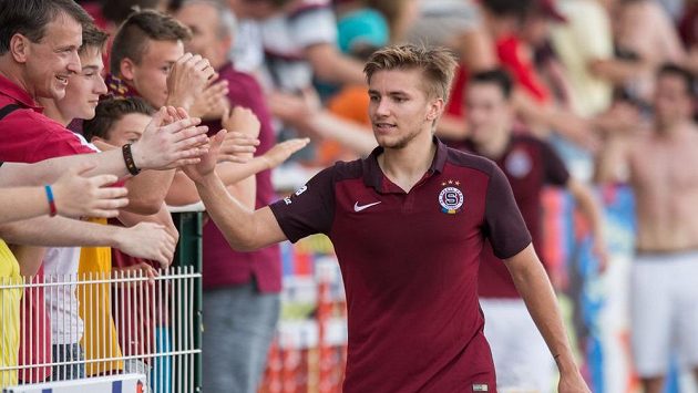 Martin Frýdek si po utkání na Dukle plácá se sparťanskými fanoušky. Martin Frýdek si po utkání na Dukle plácá se sparťanskými fanoušky.