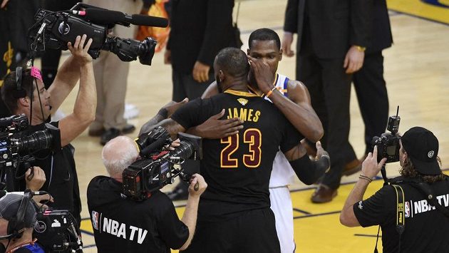 Hvězdný LeBron James (23) z Clevelandu gratuluje k titulu Kevinu Durantovi (35) z Golden State. Hvězdný LeBron James (23) z Clevelandu gratuluje k titulu Kevinu Durantovi (35) z Golden State.