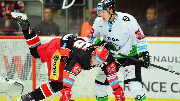 Hokejista Rudolf Červený z Hradce v akrobatické pozici po souboji s Davidem Němečkem z Mladé Boleslavi během utkání 35. kola extraligy. Hokejista Rudolf Červený z Hradce v akrobatické pozici po souboji s Davidem Němečkem z Mladé Boleslavi během utkání 35. kola extraligy.