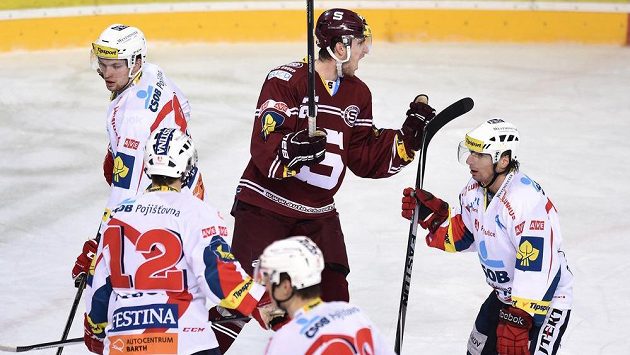 Obránce Sparty Praha Juraj Mikuš oslavuje gól na 2:1 proti Pardubicím. Obránce Sparty Praha Juraj Mikuš oslavuje gól na 2:1 proti Pardubicím.