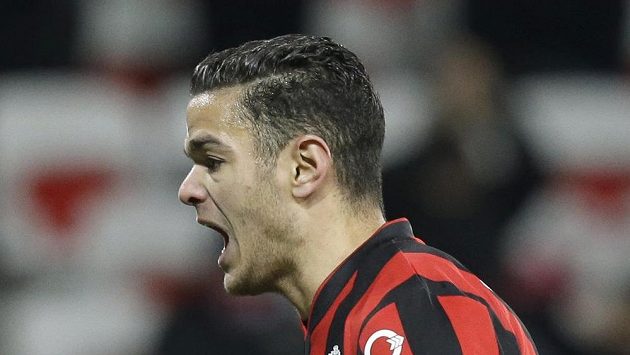 Hatem Ben Arfa z Nice poté, co dal druhý gól v ligovém utkání proti Angers. Hatem Ben Arfa z Nice poté, co dal druhý gól v ligovém utkání proti Angers.