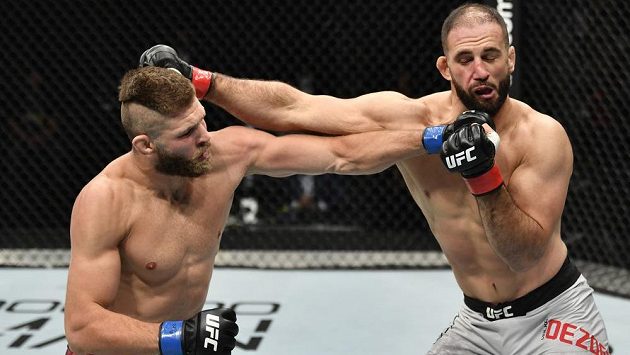 Jíří Procházka (vlevo) to dokázal. V premiéře v UFC porazil Volkana Oezdemira, když si zapsal K.O. ve druhém kole. Jíří Procházka (vlevo) to dokázal. V premiéře v UFC porazil Volkana Oezdemira, když si zapsal K.O. ve druhém kole.