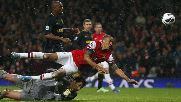 Theo Walcott střílí gól Arsenalu v ligovém utkání proti Wiganu. Theo Walcott střílí gól Arsenalu v ligovém utkání proti Wiganu.