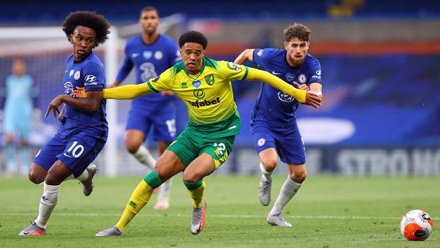 Jamal Lewis z Norwiche v obklopení hráčů Chelsea. Jamal Lewis z Norwiche v obklopení hráčů Chelsea.