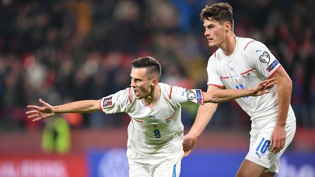Jakub Pešek (8) a Patrik Schick se radují po gólu proti Walesu. Jakub Pešek (8) a Patrik Schick se radují po gólu proti Walesu.