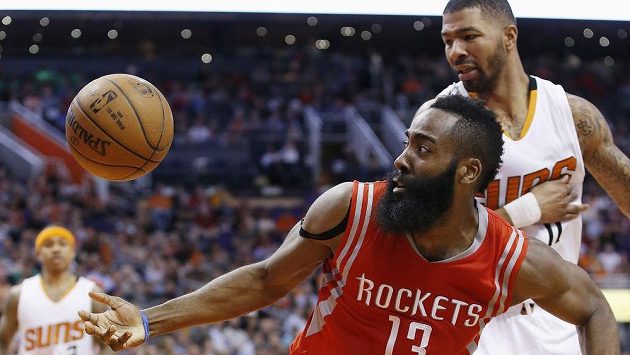 James Harden (13) z Houstonu zazářil 40 body. James Harden (13) z Houstonu zazářil 40 body.
