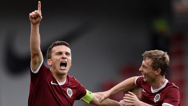 Útočník Sparty Praha David Lafata oslavuje s Ladislavem Krejčím svůj první gól proti Jablonci. Útočník Sparty Praha David Lafata oslavuje s Ladislavem Krejčím svůj první gól proti Jablonci.