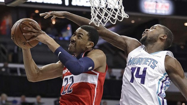Otto Porter Jr. (vlevo) je při pokusu o zakončení faulován Michaelem Kiddem-Gilchristem z Charlotte. Otto Porter Jr. (vlevo) je při pokusu o zakončení faulován Michaelem Kiddem-Gilchristem z Charlotte.