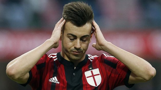Zklamaný útočník AC Milán Stephan El Shaarawy po domácí prohře s Atalantou. Zklamaný útočník AC Milán Stephan El Shaarawy po domácí prohře s Atalantou.