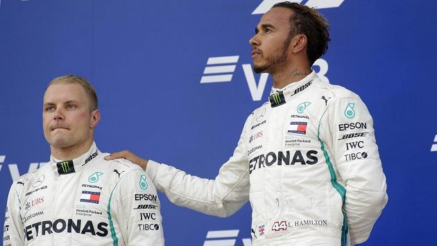 Valtteri Bottas a Lewis Hamilton na stupních vítězů po Velké ceně Ruska. Valtteri Bottas a Lewis Hamilton na stupních vítězů po Velké ceně Ruska.