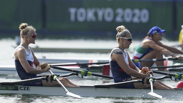 Kristýna Fleissnerova s Lenkou Antošovou v průběhu finále B v kategorii dvojskifu na OH v Tokiu. Kristýna Fleissnerova s Lenkou Antošovou v průběhu finále B v kategorii dvojskifu na OH v Tokiu.
