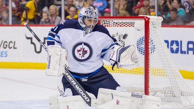 Ondřej Pavelec zasahuje v zápase s Minnesotou. Ondřej Pavelec zasahuje v zápase s Minnesotou.