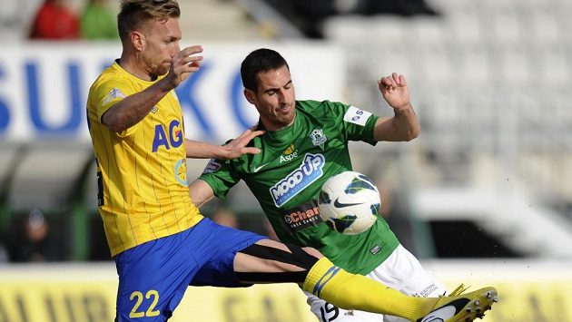 Teplický bek Antonín Rosa (vlevo) bojuje o míč se svým bývalým spoluhráčem Lukášem Zoubelem z Jablonce. Teplický bek Antonín Rosa (vlevo) bojuje o míč se svým bývalým spoluhráčem Lukášem Zoubelem z Jablonce.