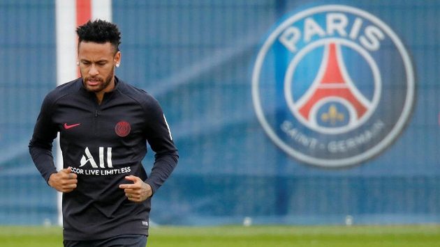 Naděje brazilského fotbalisty Neymara na přestup do Barcelony je zase menší. Pařížský klub odmítl poslední nabídku z Camp Nou. Naděje brazilského fotbalisty Neymara na přestup do Barcelony je zase menší. Pařížský klub odmítl poslední nabídku z Camp Nou.