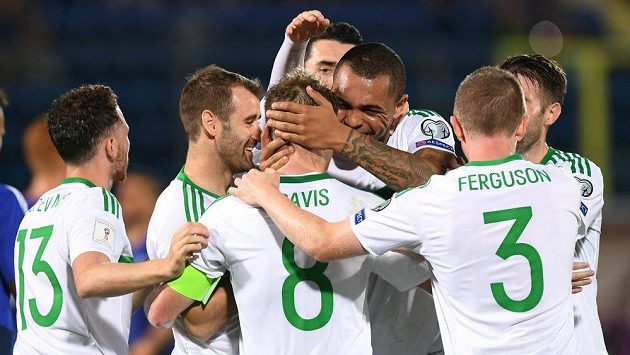 Fotbalisté Severního Irska oslavují třetí gól do sítě San Marina. Fotbalisté Severního Irska oslavují třetí gól do sítě San Marina.