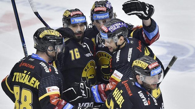 Hokejisté Litvínova (zleva) Jakub Petružálek, František Lukeš, Patrick Kudla, Tomáš Pavelka a Viktor Hübl se radují z prvního gólu. Hokejisté Litvínova (zleva) Jakub Petružálek, František Lukeš, Patrick Kudla, Tomáš Pavelka a Viktor Hübl se radují z prvního gólu.