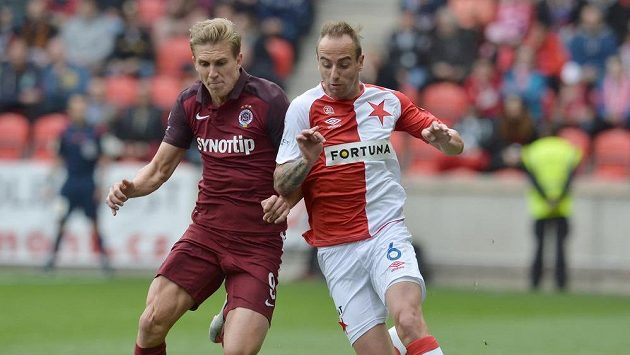 Vlevo Bořek Dočkal ze Sparty a Tomáš Jablonský ze Slavie bojují o balón. Vlevo Bořek Dočkal ze Sparty a Tomáš Jablonský ze Slavie bojují o balón.