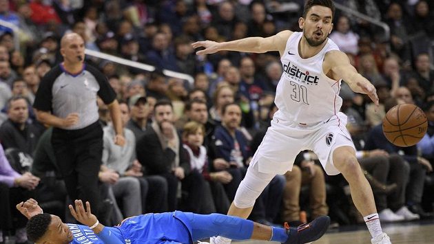 Basketbalista Washingtonu Wizards Tomáš Satoranský (31) po souboji s Russellem Westbrookem. Basketbalista Washingtonu Wizards Tomáš Satoranský (31) po souboji s Russellem Westbrookem.