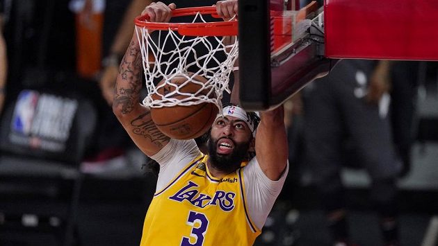 Anthony Davis z Los Angeles Lakers smečuje do koše v úvodním finále NBA proti Miami Heat. Anthony Davis z Los Angeles Lakers smečuje do koše v úvodním finále NBA proti Miami Heat.