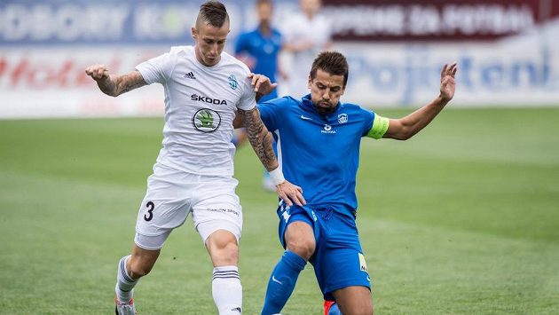Boleslavský bek Jiří Fleišman (3) v souboji o míč s libereckým kapitánem Milanem Barošem. Boleslavský bek Jiří Fleišman (3) v souboji o míč s libereckým kapitánem Milanem Barošem.