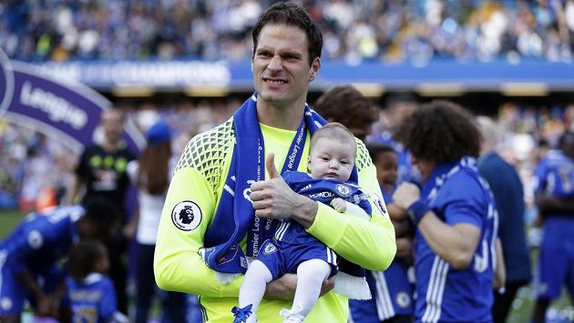 Fotbalový brankář Asmir Begovič slaví se synem vítězství v Premier League s Chelsea, od nové sezóny bude chytat v Bournemouthu. Fotbalový brankář Asmir Begovič slaví se synem vítězství v Premier League s Chelsea, od nové sezóny bude chytat v Bournemouthu.