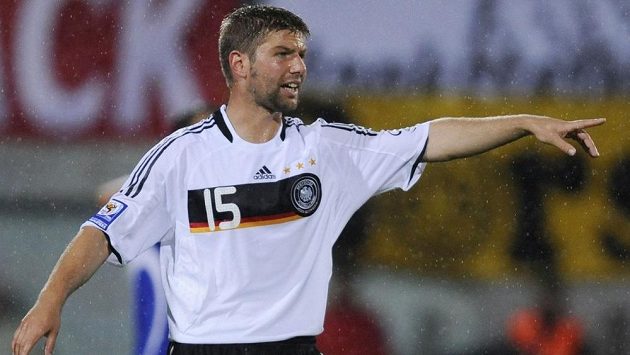 Záložník Thomas Hitzlsperger v dresu německé reprezentace. Záložník Thomas Hitzlsperger v dresu německé reprezentace.