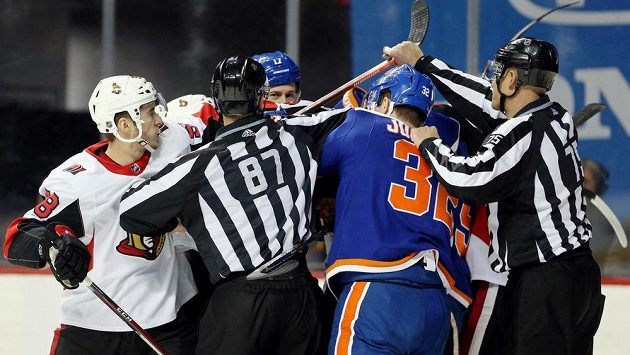 Zápas mezi hokejisty Islanders a Senators se pořádně přiostřil. Zápas mezi hokejisty Islanders a Senators se pořádně přiostřil.