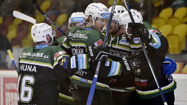 Karlovarští hokejisté se radují z extraligové záchrany. Karlovarští hokejisté se radují z extraligové záchrany.