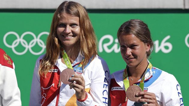 Lucie Šafářová (vlevo) a Barbora Strýcová pózují s bronzovými medailemi. Lucie Šafářová (vlevo) a Barbora Strýcová pózují s bronzovými medailemi.