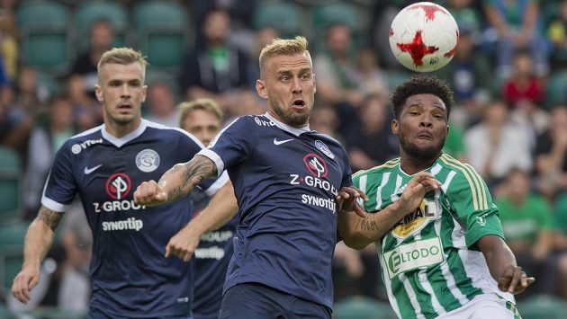Zprava Benjamin Tetteh z Bohemians, Petr Reinberk a Stanislav Hofmann ze Slovácka. Zprava Benjamin Tetteh z Bohemians, Petr Reinberk a Stanislav Hofmann ze Slovácka.