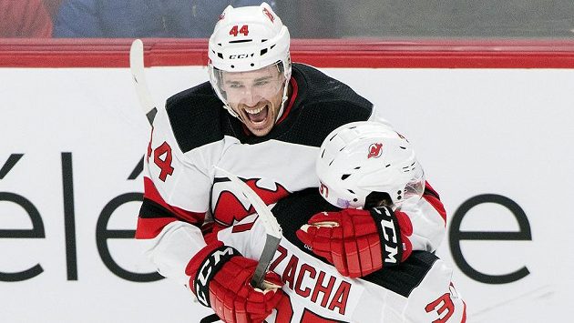 Hokejisté New Jersey Devils Miles Wood (44) a Pavel Zacha oslavují gól proti Montrealu. Hokejisté New Jersey Devils Miles Wood (44) a Pavel Zacha oslavují gól proti Montrealu.