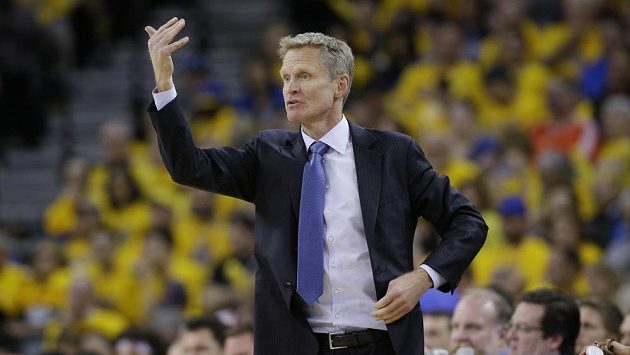 Trenér Steve Kerr diriguje svůj tým v utkání play off proti Houstonu. Trenér Steve Kerr diriguje svůj tým v utkání play off proti Houstonu.