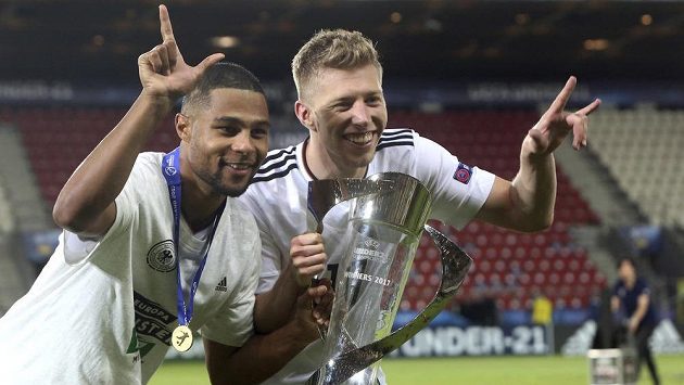 Německý fotbalista Serge Gnabry (vlevo) pózuje společně se spoluhráčem Mitchellem Weiserem s vítěznou trofejí pro evropské šampióny do 21 let. Německý fotbalista Serge Gnabry (vlevo) pózuje společně se spoluhráčem Mitchellem Weiserem s vítěznou trofejí pro evropské šampióny do 21 let.