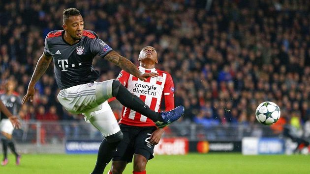 Jérome Boateng z Bayernu na snímku z utkání s PSV Eindhoven. Vpravo Steven Bergwijn. Jérome Boateng z Bayernu na snímku z utkání s PSV Eindhoven. Vpravo Steven Bergwijn.