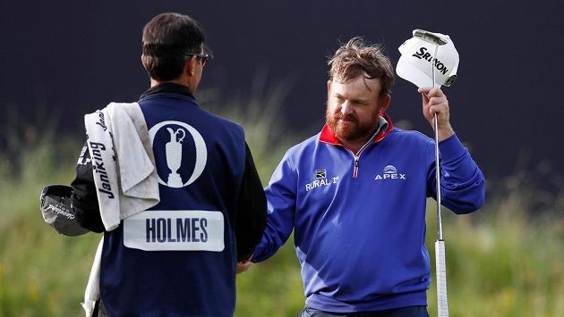 Americký golfista J.B. Holmes a jeho caddie pop rvním kole. Americký golfista J.B. Holmes a jeho caddie pop rvním kole.