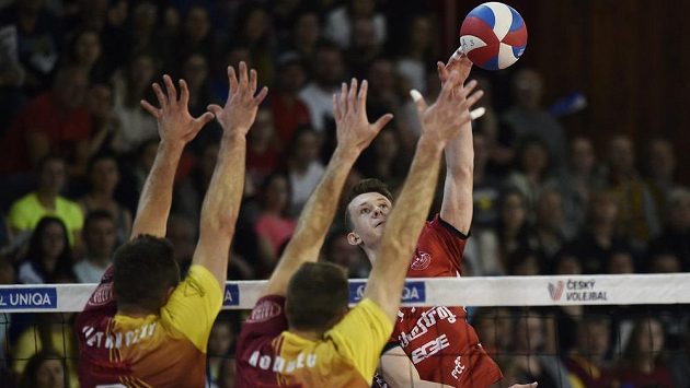 Čtvrtý zápas finále play off volejbalové extraligy mužů: Marek Šotola (čelem) z Českých Budějovic a zleva Bartosz Pietruczuk a Aleš Holubec z Liberce. Čtvrtý zápas finále play off volejbalové extraligy mužů: Marek Šotola (čelem) z Českých Budějovic a zleva Bartosz Pietruczuk a Aleš Holubec z Liberce.