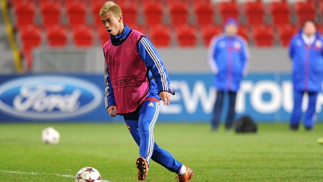 Keisuke Honda z CSKA Moskva během tréninku před utkáním Ligy mistrů s Viktorií Plzeň. Keisuke Honda z CSKA Moskva během tréninku před utkáním Ligy mistrů s Viktorií Plzeň.