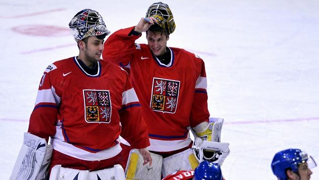 Brankáři Ondřej Pavelec (vlevo) a Pavel Francouz na konci zápasu s Norskem. Brankáři Ondřej Pavelec (vlevo) a Pavel Francouz na konci zápasu s Norskem.