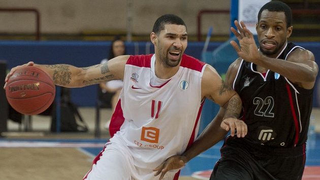 Tre Simmons z Nymburka (vlevo) a Antonio Graves z Quakenbrücku v utkání Evropské ligy basketbalistů. Tre Simmons z Nymburka (vlevo) a Antonio Graves z Quakenbrücku v utkání Evropské ligy basketbalistů.