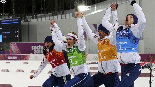 Čeští biatlonisté stoupají při květinovém ceremoniálu po smíšené štafetě na druhý stupínek. Zleva Veronika Vítková, Gabriela Soukalová, Jaroslav Soukup a Ondřej Moravec. Čeští biatlonisté stoupají při květinovém ceremoniálu po smíšené štafetě na druhý stupínek. Zleva Veronika Vítková, Gabriela Soukalová, Jaroslav Soukup a Ondřej Moravec.